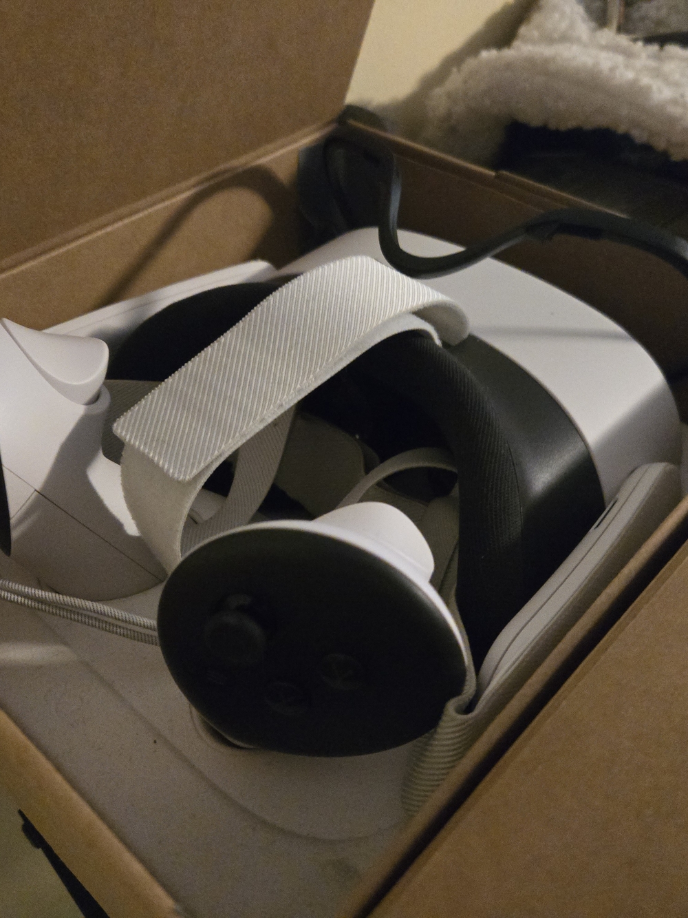 Standalone VR Headset in White and Black with Adjustable Strap